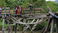 Jembatan ini menjadi akses satu-satunya dan penghubung tiga desa.