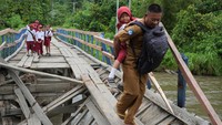 Jembatan tersebut rusak akibat lapuk serta dorongan arus deras sungai Wandolaki sehingga menyebabkan sekitar 1.850 jiwa diwilayah tersebut tidak bisa beraktivitas normal. 
