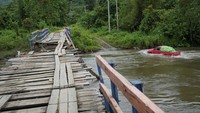 Kendaraan menerobos arus sungai Wandolaki akibat Rusaknya jembatan di Desa Alaaha, Kecamatan Ueesai, Kolaka Timur, Sulawesi Tenggara, Sabtu (21/1/2023). 