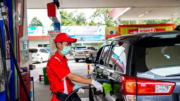 Petugas melakukan pengisian BBM di SPBU. (Dok Pertamina)
