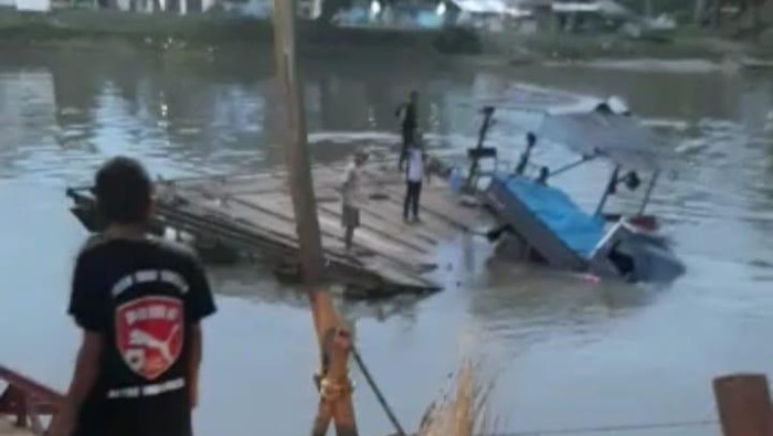 Pikap tercebur ke sungai Konawe saat menyeberang menggunakan rakit.