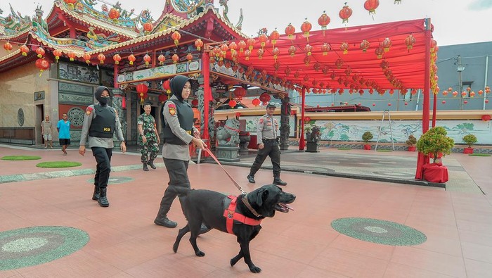 Polda Jambi Sterilisasi Klenteng dan Vihara Jelang Imlek Polisi unit K-9 Direktorat Samapta Polda Jambi membawa anjing pelacak spesialisasi bahan peledak saat melakukan penyisiran di Kelenteng Cheng Hong Lauw, Jambi, Sabtu (21/1/2023). Penyisiran di sejumlah kelenteng dan vihara tersebut bertujuan untuk mengantisipasi memberikan rasa aman dan nyaman saat beribadah perayaan Tahun Baru Imlek 2574. ANTARA FOTO/Wahdi Septiawan/YU