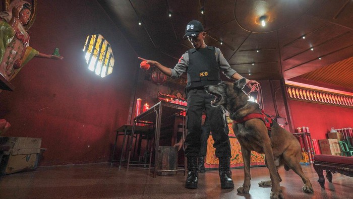 Polisi unit K-9 Direktorat Samapta Polda Jambi membawa anjing pelacak spesialisasi bahan peledak saat melakukan penyisiran di Kelenteng Cheng Hong Lauw, Jambi, Sabtu (21/1/2023). Penyisiran di sejumlah kelenteng dan vihara tersebut bertujuan untuk mengantisipasi memberikan rasa aman dan nyaman saat beribadah perayaan Tahun Baru Imlek 2574. ANTARA FOTO/Wahdi Septiawan/YU