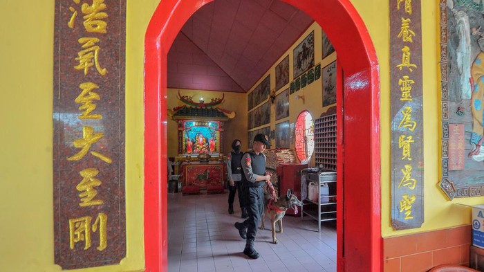 Polda Jambi Sterilisasi Klenteng dan Vihara Jelang Imlek Polisi unit K-9 Direktorat Samapta Polda Jambi membawa anjing pelacak spesialisasi bahan peledak saat melakukan penyisiran di Kelenteng Cheng Hong Lauw, Jambi, Sabtu (21/1/2023). Penyisiran di sejumlah kelenteng dan vihara tersebut bertujuan untuk mengantisipasi memberikan rasa aman dan nyaman saat beribadah perayaan Tahun Baru Imlek 2574. ANTARA FOTO/Wahdi Septiawan/YU
