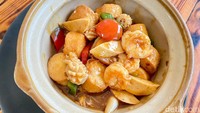 Mau yang hangat-hangat? Kamu bisa pesan sapo tahu seafood saus XO di sini.