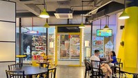 Restoran yang berdiri September 2019 ini terkenal dengan menu nasi campur nonhalalnya. Selain itu, mereka juga punya BBQ ala Hong Kong.