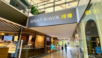 Nuansa retro dan kekinian jadi unggulan di Sinar Djaya. Di lantai 2, mereka bahkan punya area family bar untuk bersantai.