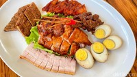 Mix Platter juga kerap jadi pilihan menu tengah. Menu ini terdiri dari crispy pork, charsiu chicken, roasted duck/chicken, sate ayam/babi, kulit tahu goreng, dan telur rebus.