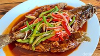 Kalau mau ikan, kamu bisa pesan ikan goreng kerapu bumbu asam manis. Seekor ikan kerapu berukuran cukup besar digoreng tepung sampai agak kering, baru kemudian disiram saus asam manis.