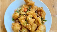Jangan lupa cicip cumi cabe garam (Rp 68.000) yang enak dimakan bersama nasi hangat. Porsinya juga cukup besar.