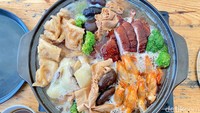 Rangkaian menu Imlek di Sinar Djaya beragam. Salah satu primadonanya, poon choi khas Kanton.