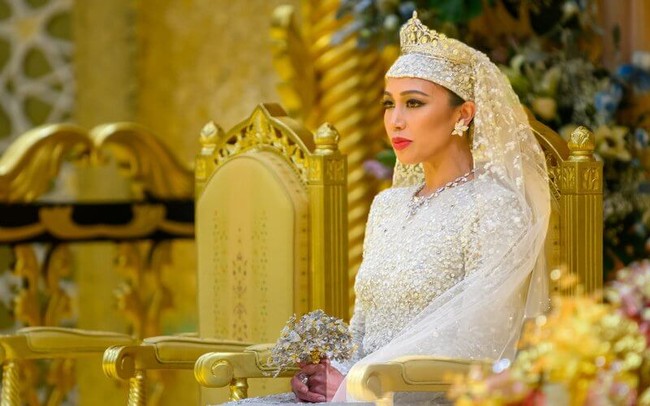 Putri Azemah mengikuti jejak adiknya yang juga menggelar royal wedding selama berhari-hari. Pada 2022, Putri Fadzilah menikah dengan pria berkebangsaan Kanada keturunan Irak bernama Abdullah Nabil Mahmoud Al-Hashimi. Pernikahan Putri Fadzilah digelar selama 10 hari Foto: Instagram