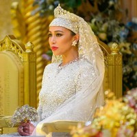 Putri Azemah mengikuti jejak adiknya yang juga menggelar royal wedding selama berhari-hari. Pada 2022, Putri Fadzilah menikah dengan pria berkebangsaan Kanada keturunan Irak bernama Abdullah Nabil Mahmoud Al-Hashimi. Pernikahan Putri Fadzilah digelar selama 10 hari Foto: Instagram
