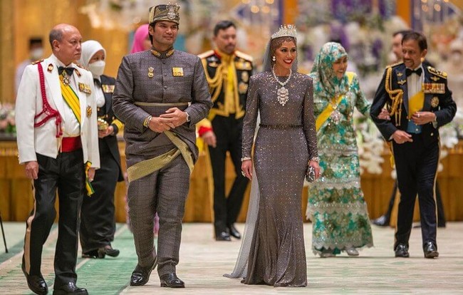 Kesultanan Brunei kembali menggelar royal wedding. Kali ini putri ke-8 Sultan Hassanal Bolkiah, Putri Azemah Nimatul Bolkiah dinikahi pria yang merupakan sepupunya sendiri. Pernikahan mereka digelar mewah selama sembilan hari berturut-turut mulai 8 Januari 2023 hingga 16 Januari 2023 di Istana Nurul Iman, Bandar Seri Begawan, Brunei Darussalam. (Foto: Instagram)