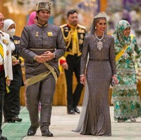 Kesultanan Brunei kembali menggelar royal wedding. Kali ini putri ke-8 Sultan Hassanal Bolkiah, Putri Azemah Nimatul Bolkiah dinikahi pria yang merupakan sepupunya sendiri. Pernikahan mereka digelar mewah selama sembilan hari berturut-turut mulai 8 Januari 2023 hingga 16 Januari 2023 di Istana Nurul Iman, Bandar Seri Begawan, Brunei Darussalam. (Foto: Instagram)