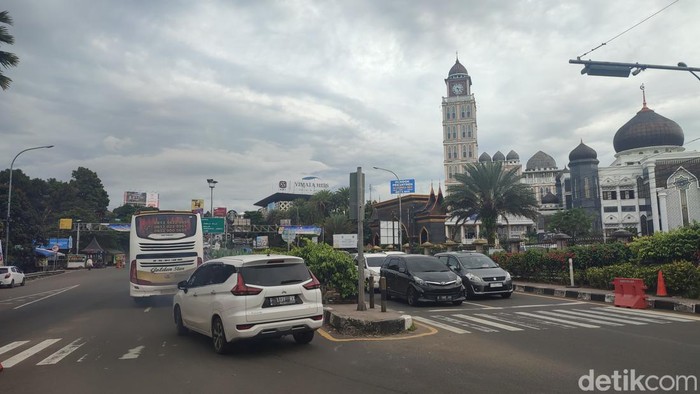 Rekayasa lalu lintas sistem satu arah (one way) di Jalan Raya Puncak, Kabupaten Bogor, Jabar, berakhir. Lalu lintas kini telah kembali normal dua arah. (Rizky AM/detikcom)