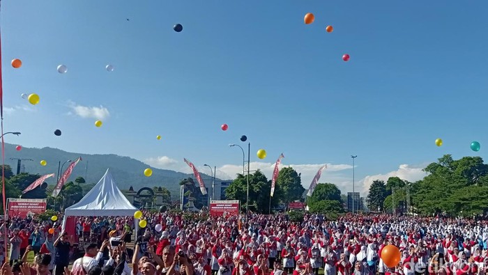 Ribuan warga mengikuti senam moderasi di Banjarnegara, Sabtu (21/1/2023).