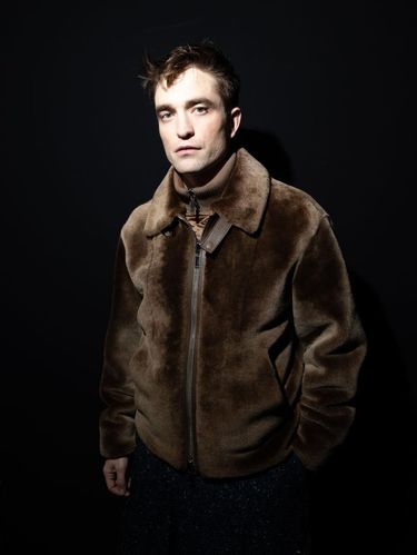 Gaya Robert Pattinso di fashion show Dior Menswear Fall/Winter 2023-2024.