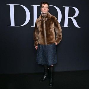 Gaya Robert Pattinson Pakai Rok, Curi Perhatian di Fashion Show Dior