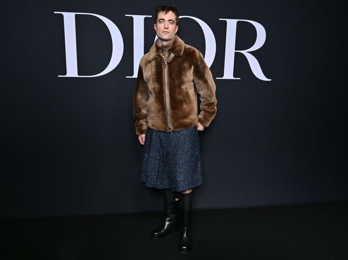 Gaya Robert Pattinso di fashion show Dior Menswear Fall/Winter 2023-2024.
