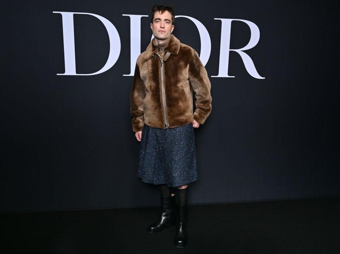 Robert Pattinson Gaya Robert Pattinso di fashion show Dior Menswear Fall/Winter 2023-2024.