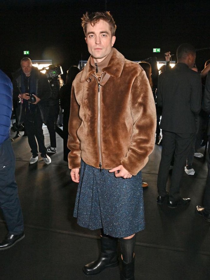 Gaya Robert Pattinso di fashion show Dior Menswear Fall/Winter 2023-2024.