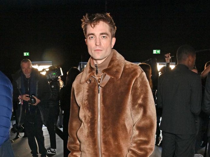 Gaya Robert Pattinso di fashion show Dior Menswear Fall/Winter 2023-2024.
