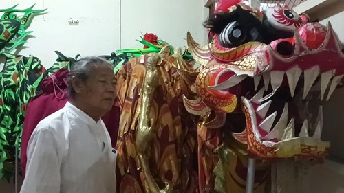 Salah satu pemangku Vihara Dharmayana Kuta menunjukkan liong (naga) yang akan diparadekan, Sabtu (21/01/2023).