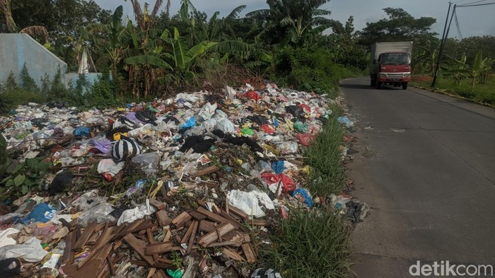 Sampah meluber di TPS sementara Desa Weding, Jalan Raya alternatif Demak-Jepara, Sabtu (21/1/2023).