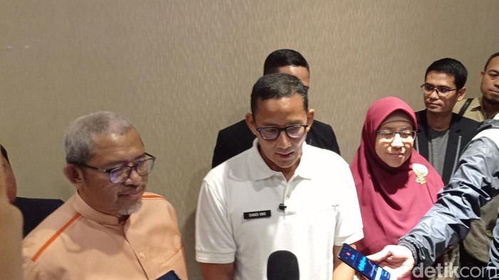 Sandiaga Uno usai menjadi pembicara di Bandung, Sabtu (21/1/2023).