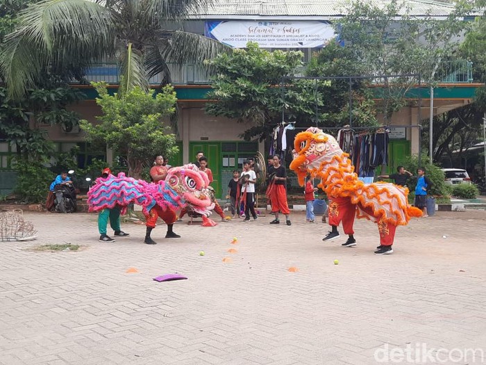 Kesenian Barongsai memang identik dengan Etnis Tionghoa. Namun, kesenian tersebut bisa dipelajari dan dimainkan oleh siapa saja