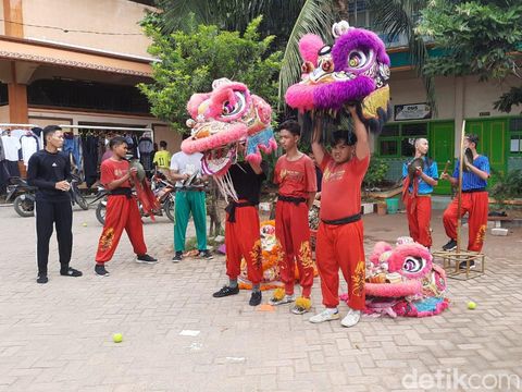 Kesenian Barongsai memang identik dengan Etnis Tionghoa. Namun, kesenian tersebut bisa dipelajari dan dimainkan oleh siapa saja