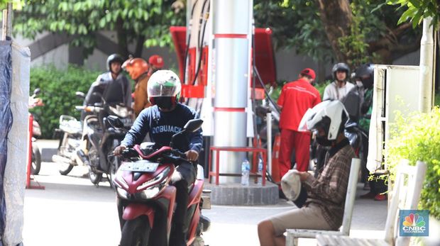 Sejumlah warga mengisi Bahan Bakar Minyak (BBM) di SPBU Menteng Dalam, Jakarta, Sabtu (21/1/2023). (CNBC Indonesia/Tias Budiarto)