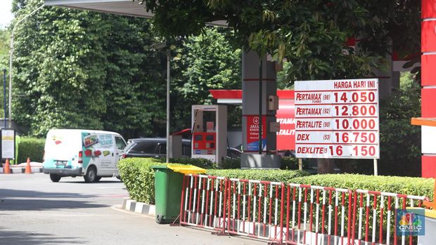 Sejumlah warga mengisi Bahan Bakar Minyak (BBM) di SPBU Menteng Dalam, Jakarta, Sabtu (21/1/2023). (CNBC Indonesia/Tias Budiarto)