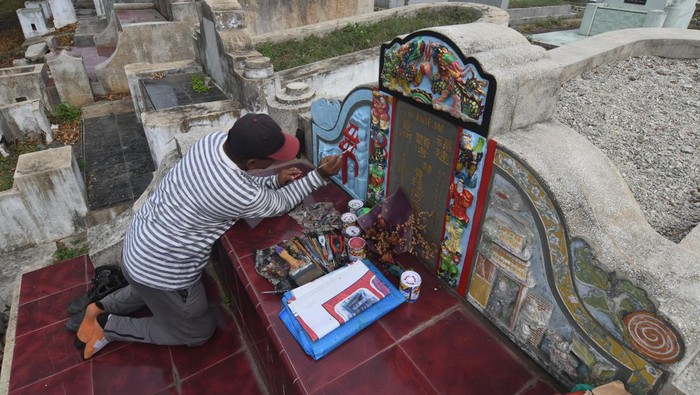 Seniman Ini Percantik Makam China dengan Lukisan Seniman melukis bong pay atau batu nisan di Pekuburan Talise di Palu, Sulawesi Tengah, Sabtu (21/1/2023). Jasa lukis bong pay makam keturunan Tionghoa tersebut ramai permintaan terutama saat perayaan hari besar diantaranya perayaan Tahun Baru Imlek. ANTARA FOTO/Mohamad Hamzah/hp.