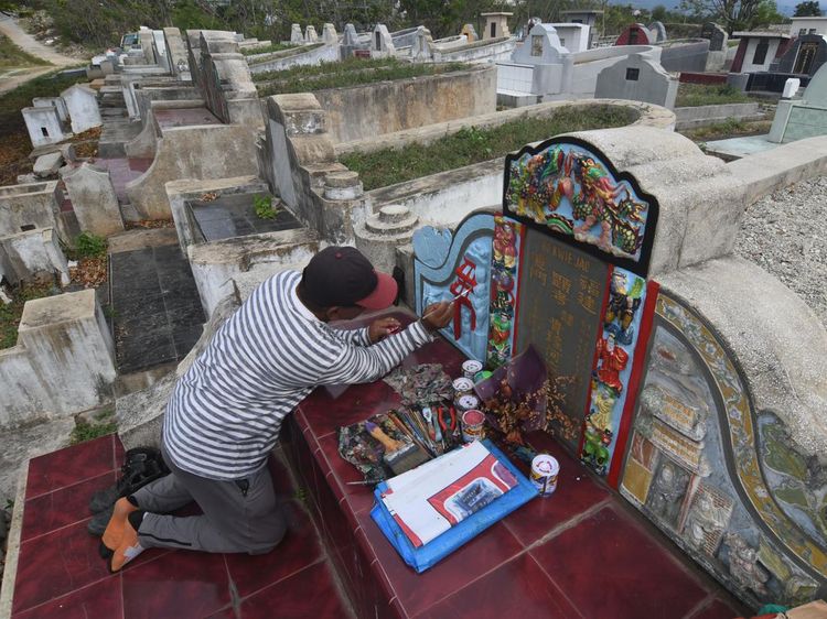 Seniman Ini Percantik Makam China dengan Lukisan