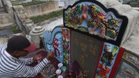 Jasa lukis bong pay makam keturunan Tionghoa tersebut ramai permintaan terutama saat perayaan hari besar diantaranya perayaan Tahun Baru Imlek. 