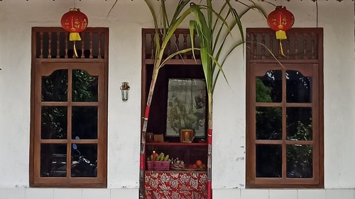 Sepasang tebu bergelang kertas merah menghiasi pintu utama rumah salah satu warga yang merayakan Imlek 2574 di Jalan Kenyeri, Tabanan. (chairul amri simabur/detikBali)