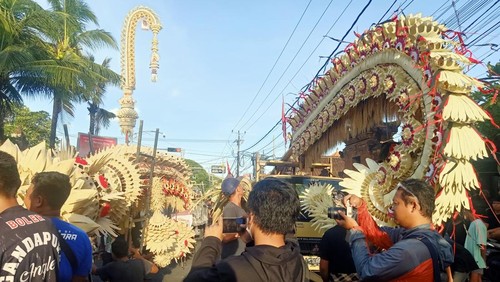 STT Binnayaka Dharma Banjar Ujung Kesiman memasang penjor di kawasan Pura Agung Petilam, Desa Adat Kesiman, Denpasar, Bali, Sabtu (21/1/2023) sore.