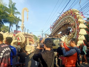 Tradisi Ngerebong, STT di Desa Adat Kesiman Ngayah Bikin Penjor