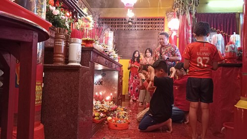 Suasana persembahyangan tutup tahun jelang Imlek 2574 yang dilakukan umat Kong Co Bio Tabanan, Bali, Sabtu (21/1/2023). (chairul amri simabur/detikBali)