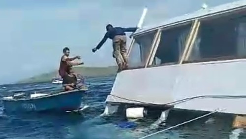 Tangkapan layar video evakuasi penumpang Kapal Tiana yang tenggelam di Perairan Labuan Bajo, Manggarai Barat, NTT, Sabtu (21/1/2023).