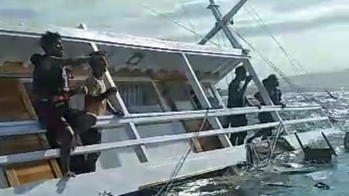 Tangkapan layata video evakuasi penumpang Kapal Tiana yang tenggelam di Perairan Labuan Bajo, Manggarai Barat, NTT, Sabtu (21/1/2023)