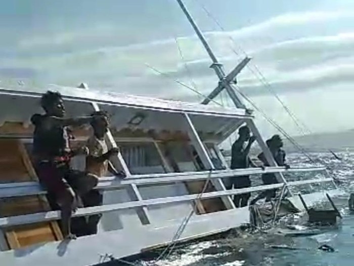 Tangkapan layata video evakuasi penumpang Kapal Tiana yang tenggelam di Perairan Labuan Bajo, Manggarai Barat, NTT, Sabtu (21/1/2023)