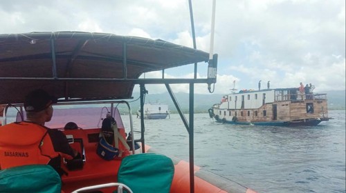 Tim Rescue Unit Siaga SAR Lembata mengevakuasi 43 penumpang KM Rahmat Boleng yang mati mesin di Perairan Kuma Resort Lembata, NTT, Sabtu (21/1/2023) siang.