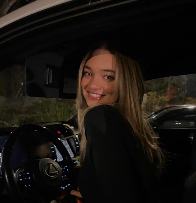 Tak tinggal di Indonesia, di luar negeri rupanya Tina juga mengikut jejak tantenya, Tamara, dengan berkarier di dunia entertainment. Foto: Instagram/@tinableszynski