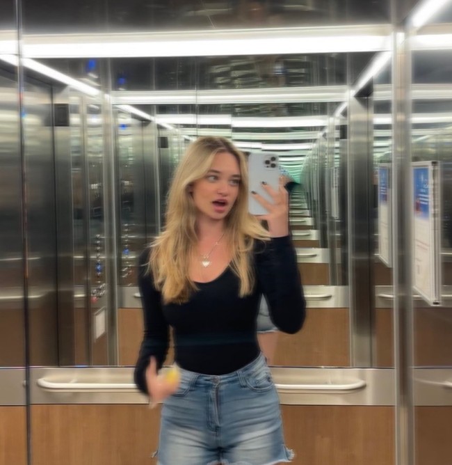 Di media sosial Instagramnya sendiri Tina memang terlihat tak banyak membicarakan mengenai film yang dibintanginya. Ia lebih sering mengunggah foto-foto dirinya dalam berbagai pose. Foto: Instagram/@tinableszynski