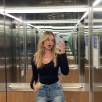 Di media sosial Instagramnya sendiri Tina memang terlihat tak banyak membicarakan mengenai film yang dibintanginya. Ia lebih sering mengunggah foto-foto dirinya dalam berbagai pose. Foto: Instagram/@tinableszynski