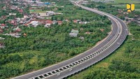 Adapun Tol Semarang - Demak memiliki total panjang 26,40 km dan dibangun dalam 2 seksi melalui skema Kerja Sama Badan Usaha dengan Pemerintah (KPBU). Seksi 1 untuk ruas Semarang/Kaligawe - Sayung 10,39 km merupakan porsi pemerintah dengan alokasi anggaran sebesar Rp 10 triliun yang bersumber dari APBN. Foto: Dok. Kementerian PUPR