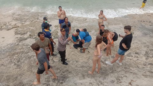Turis asal China Yang Man (27) saat diberikan pertolongan pertama setelah tenggelam saat snorkeling di Pantai Blue Lagoon, Padangbai, Karangasem, Bali, Sabtu (21/1/2023).